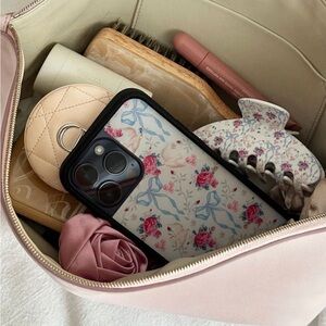 WILDFLOWER “LOVEY DOVEY” PHONE CASE SIZE: IPHONE 16 PRO MAX 💌